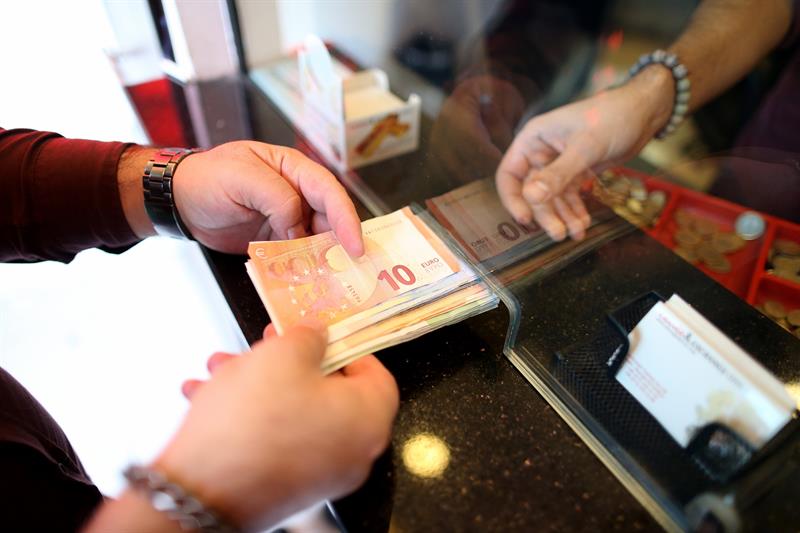  The Turkish lira falls to its historic low against the euro and the dollar